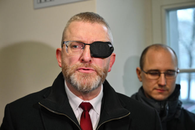 Grzegorz Braun pojawił się w prokuraturze. Nie otrzymał żadnych zarzutów