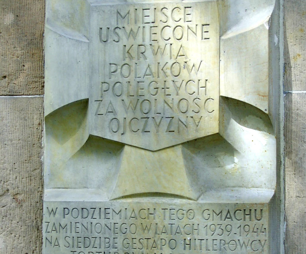 Niemcy zamiast hitlerowców na pamiątkowych tablicach. Wiadomo, kto za tym stoi