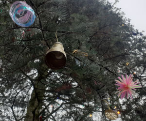 Choinka na LSM jest już ozdobiona. Dzieci przygotowały recyklingowe ozdoby [GALERIA, WIDEO]