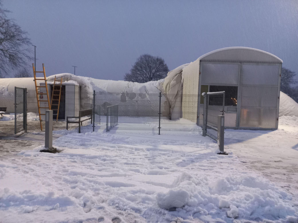 Pod ciężarem śniegu zapadło się zadaszenie lodowiska w Lesznie! Na miejscu pracują służby