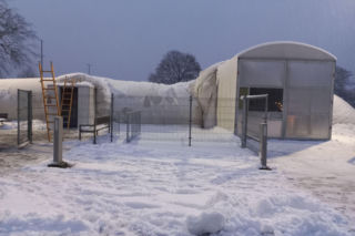 Pod ciężarem śniegu zapadło się zadaszenie lodowiska w Lesznie! Na miejscu pracują służby