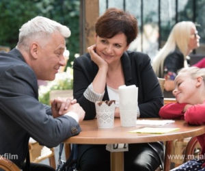 M jak miłość odc. 1181. Marysia (Małgorzata Pieńkowska), Basia (Maja Wudkiewicz), Robert Bilski (Zbigniew Stryj)