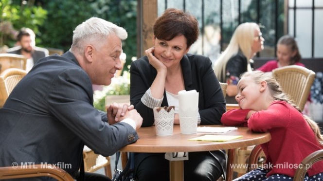 M jak miłość odc. 1181. Marysia (Małgorzata Pieńkowska), Basia (Maja Wudkiewicz), Robert Bilski (Zbigniew Stryj)
