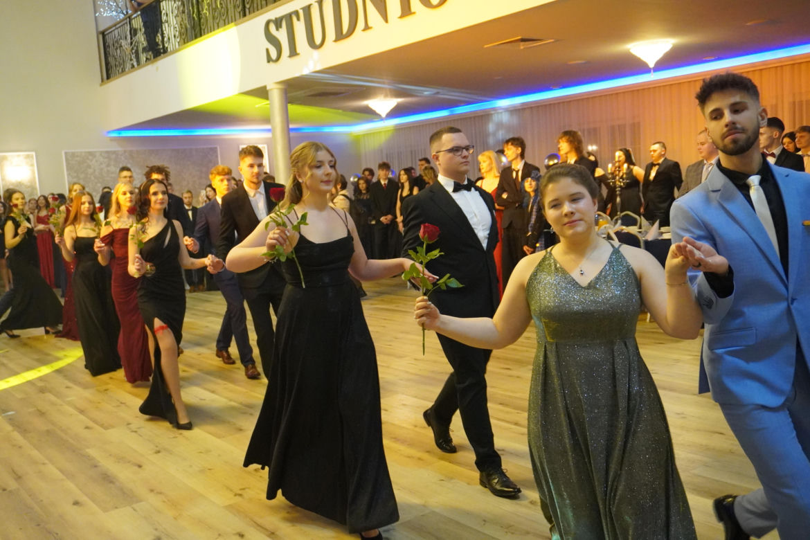 Dwa polonezy na studniówce bydgoskiej Handlówki. W jednym pomogli nauczyciele