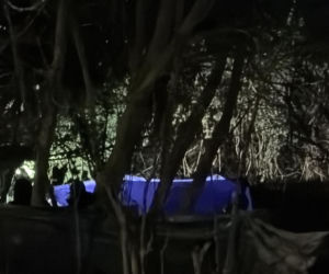 Kryminalni i technicy w białych kombinezonach na Mokotowie. Co się stalo?