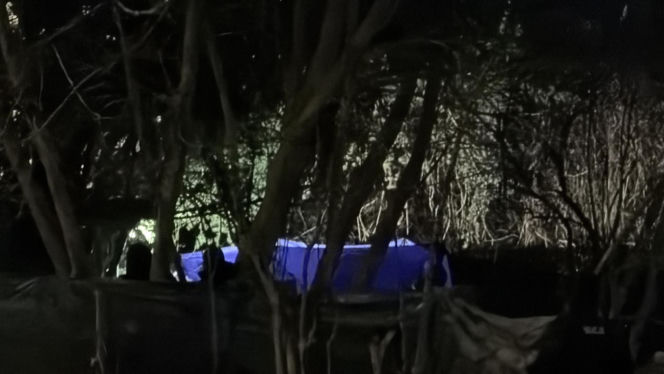 Kryminalni i technicy w białych kombinezonach na Mokotowie. Co się stalo?