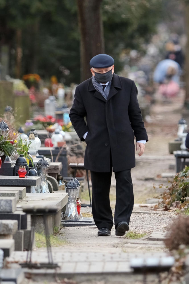 Tak Jarosław Kaczyński świętował niedzielę palmową w pandemii. Zaskakujące, ile wiązanek miał w rękach