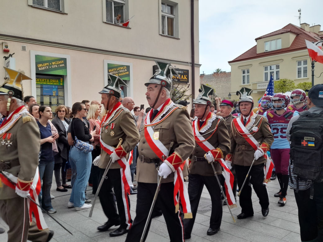 Elivis Presley w swoim cadillacu otworzył Święto Paniagi w Rzeszowie.  Wielki pochód w amerykańskim stylu!