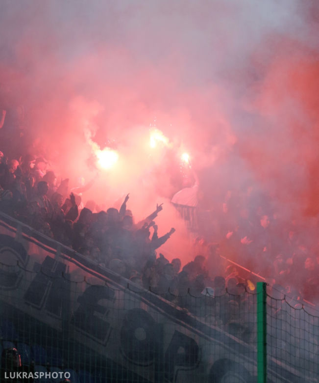 Dziury wypalone w murawie, powyrywane krzesełka, zdewastowane łazienki: Stadion Wisły po meczu z Sandecją [ZDJĘCIA, AUDIO, WIDEO]