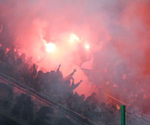 Dziury wypalone w murawie, powyrywane krzesełka, zdewastowane łazienki: Stadion Wisły po meczu z Sandecją [ZDJĘCIA, AUDIO, WIDEO]