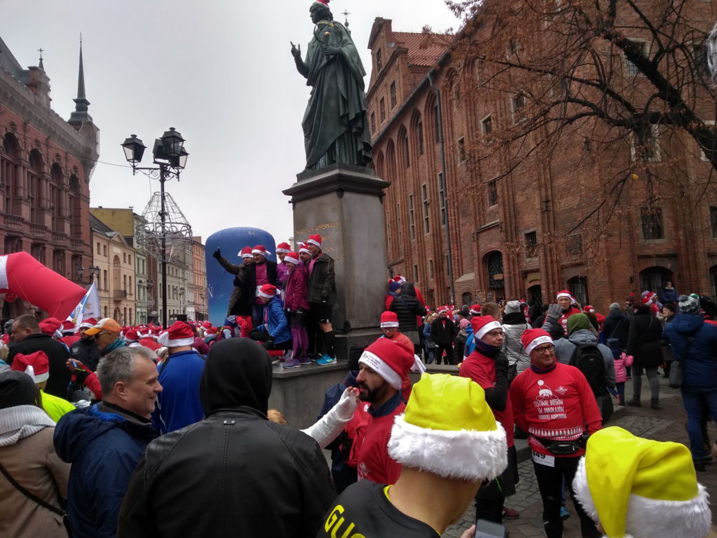 Piękny Festiwal Biegów Świętych Mikołajów Fabryki Cukierniczej Kopernik