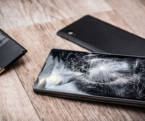 Akcja ratowników w SP 13 w Kielcach. Winowajcą zniszczona bateria w telefonie 