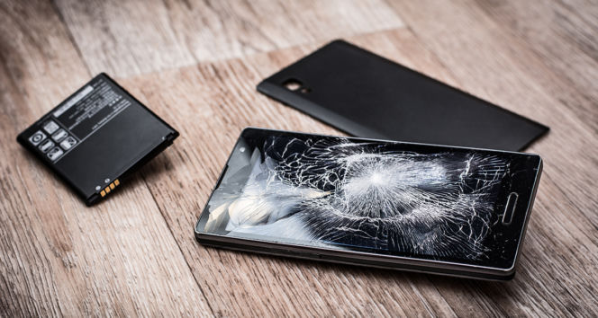 Akcja ratowników w SP 13 w Kielcach. Winowajcą zniszczona bateria w telefonie 