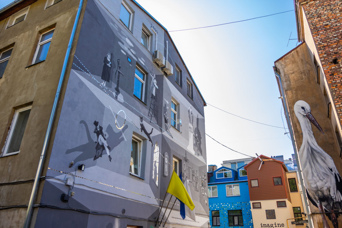 Litewski artysta zmienił swoje podwórko w galerię street artu. Zobacz zdjęcia!