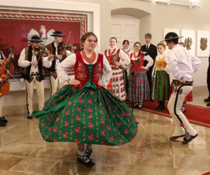 W Pałacu Prezydenckim już święta. Marta Nawrocka z rodziną ubierała choinkę