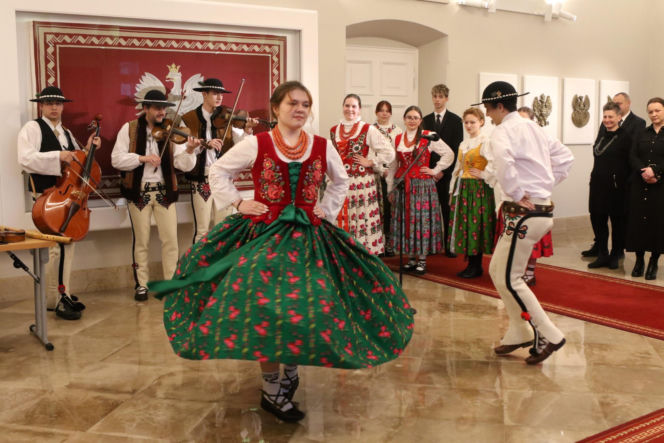 W Pałacu Prezydenckim już święta. Marta Nawrocka z rodziną ubierała choinkę