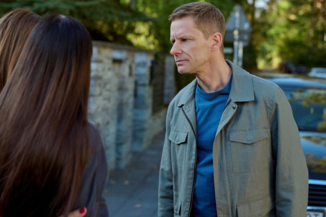 Na Wspólnej odc. 4132. Weronika (Renata Dancewicz), Antosia (Gabriela Jeżółkowska), Robert Tadeusiak (Dariusz Wnuk)