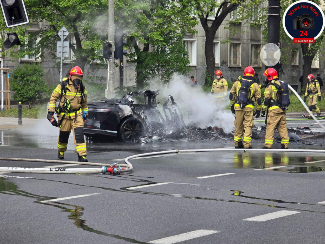 Autem elektrycznym huknął w słup, pojazdstanął w ogniu