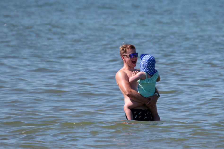 Ale mu Wesoło! Kuba Wesołowski z rodziną na plaży