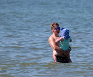 Ale mu Wesoło! Kuba Wesołowski z rodziną na plaży