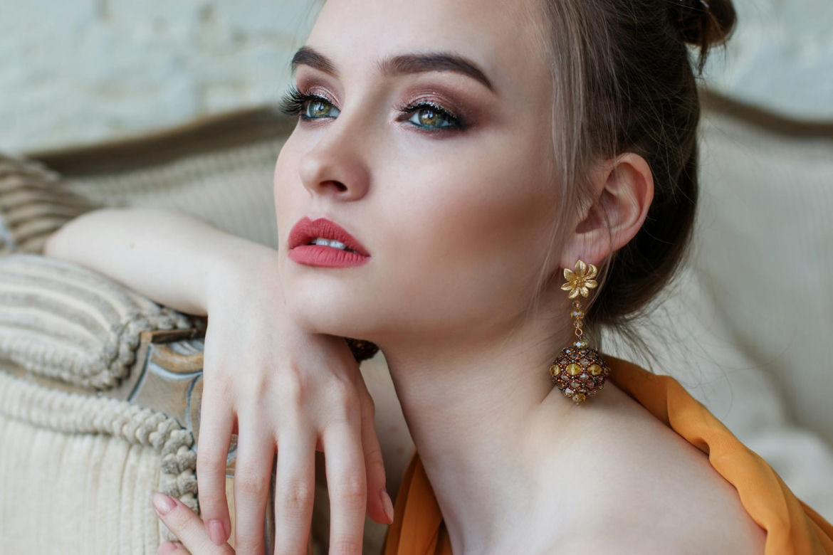 Jesienne trendy w makijażu. Te kolory na ustach i powiekach będą świetnym dopełnieniem ciepłej garderoby