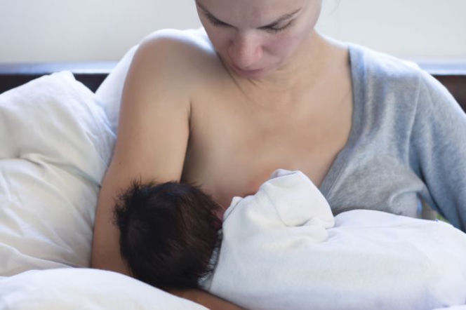 DIETA DZIECKA: karmienie piersią zapobiega niedoborom żelaza