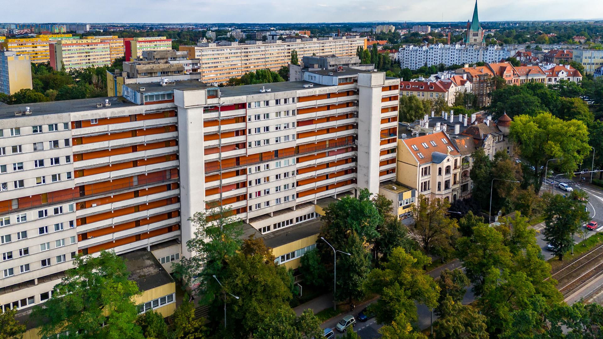 Galeriowiec z Powstańców Śląskich 112-122 we Wrocławiu
