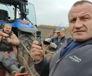 Mariusz Pudzianowski pracuje na polu