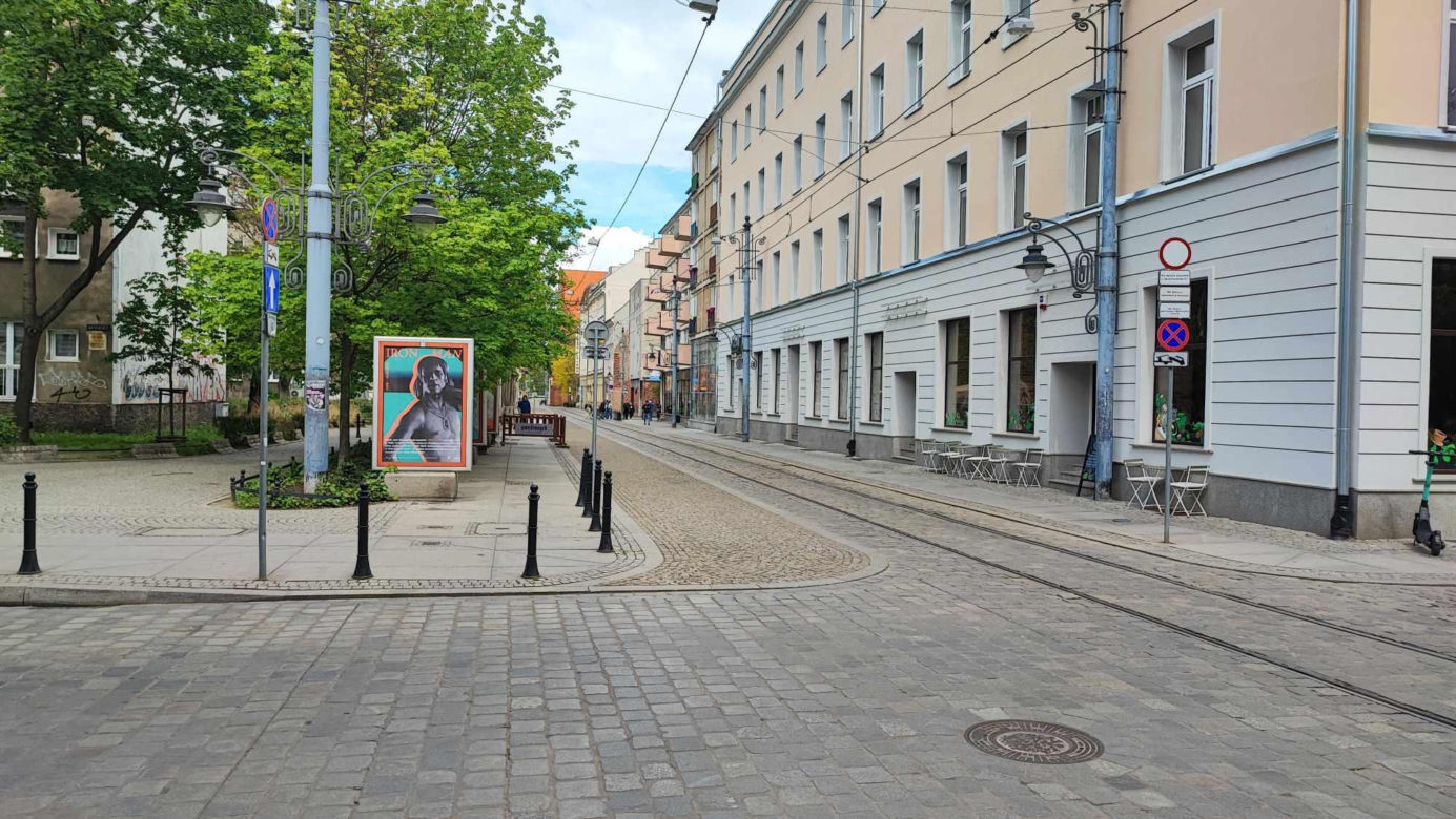 Kontrowersyjna wystawa we Wrocławiu. Mieszkańcy są oburzeni. Co artysta miał na myśli?