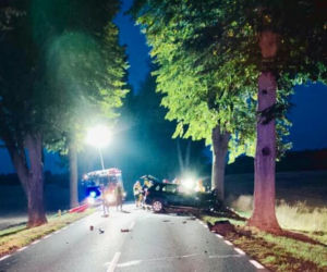 Trzcianka: BMW uderzyło w dwa drzewa! 23-latek zginął na miejscu