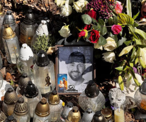 Morze zniczy w miejscu wypadku posła Łukasza Litewki