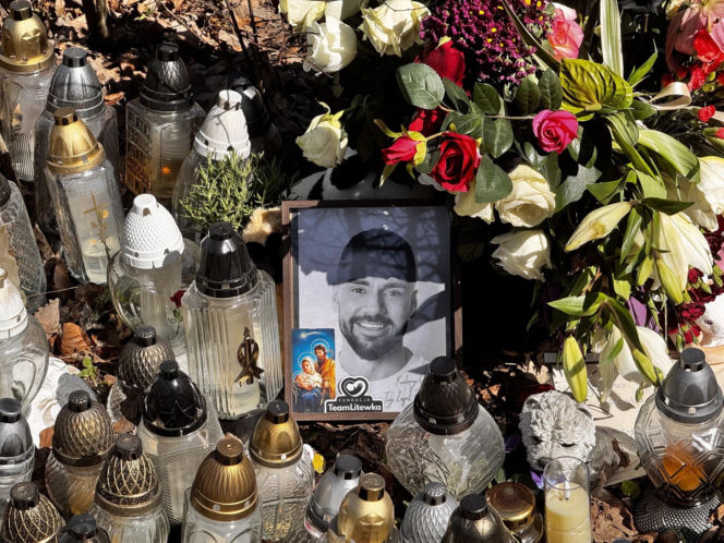 Morze zniczy w miejscu wypadku posła Łukasza Litewki