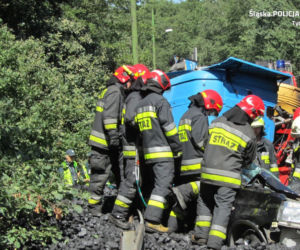 Tragiczny wypadek w Tychach. Ciężarówka z węglem przewróciła się na samochód osobowy. Jedna osoba nie żyje [ZDJĘCIA]