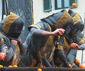 Włochy/ Ponad 140 osób odniosło obrażenia podczas kolejnej bitwy na pomarańcze w Ivrei