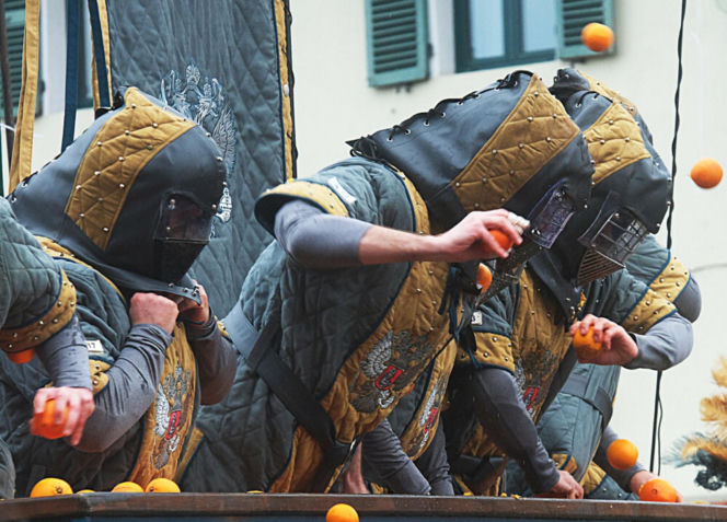 Włochy/ Ponad 140 osób odniosło obrażenia podczas kolejnej bitwy na pomarańcze w Ivrei