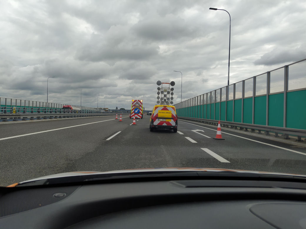 Gigantyczne utrudnienia na A4. Z ciężarówki wypadł ogromny element turbiny