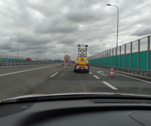 Gigantyczne utrudnienia na A4. Z ciężarówki wypadł ogromny element turbiny