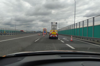 Gigantyczne utrudnienia na A4. Z ciężarówki wypadł ogromny element turbiny