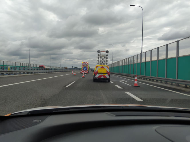 Gigantyczne utrudnienia na A4. Z ciężarówki wypadł ogromny element turbiny