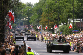 Husarz na niebie i Borsuki na ziemi. Defilada Wojska Polskiego w Warszawie już w ten weekend. Wielki pokaz i utrudnienia dla mieszkańców