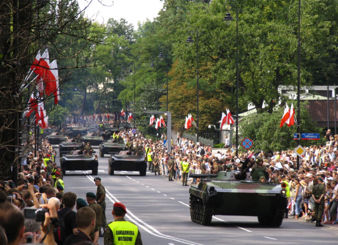 Wielka defilada w Warszawie. To Lech Kaczyński rozpoczął wojskowe pokazy w 2007 roku