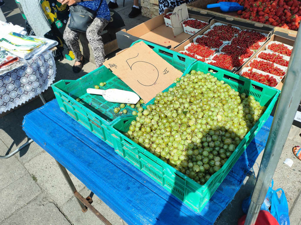 Cena czereśni i truskawek na łódzkich targowiskach. Zobacz, ile kosztują owoce w Łodzi