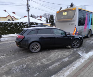 Kolizja 3 pojazdów w Skrzyszowie. Uwaga na utrudnienia w ruchu