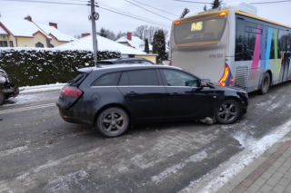 Kolizja 3 pojazdów w Skrzyszowie. Uwaga na utrudnienia w ruchu