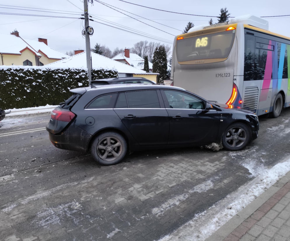 Kolizja 3 pojazdów w Skrzyszowie. Uwaga na utrudnienia w ruchu