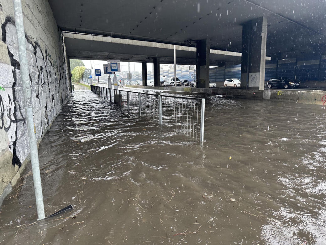 Waszawy. Format: Trasa S8 całkowicie zalana. Warszawa sparaliżowana po ulewie