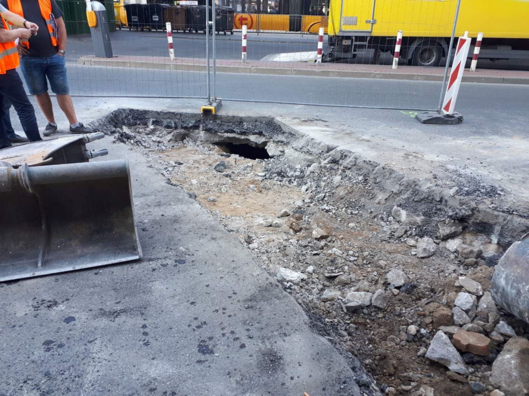 Wielka dziura pod jezdnią