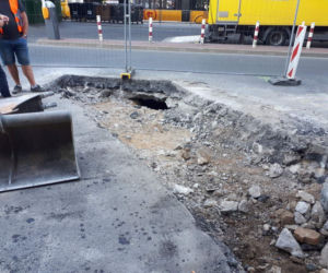 Wielka dziura pod jezdnią