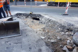 Warszawa: Dziura grozy w jezdni załatana [GALERIA]