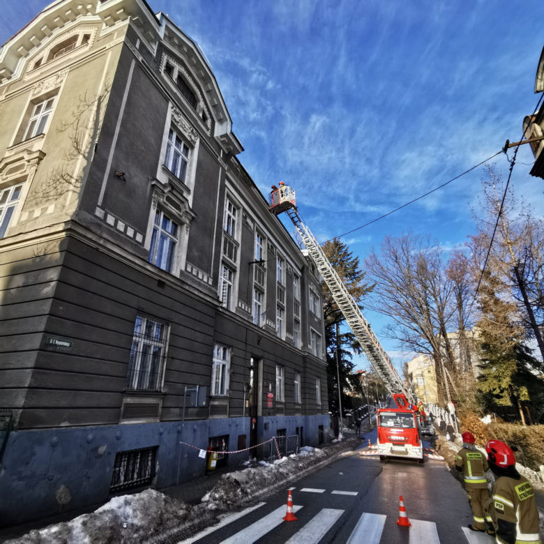 Bryła lodu spadła na ojca i 13-miesięczne dziecko, jego stan jest poważny. Ma pękniętą czaszkę